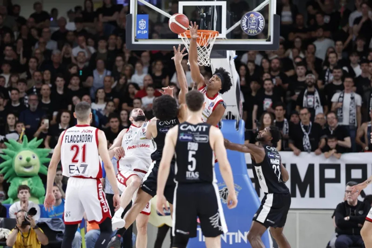 Μπρέικ η Αρμάνι Μιλάνο, 73-70 την Τρέντο - Έκαναν το 1-0 και οι Μπρέσια, Τραπάνι