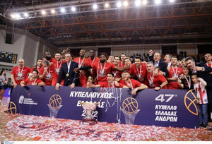 Ολυμπιακός: Πρόεδροι, Μπαρτζώκας και παίκτες τραγουδούν &quot;είσαι στο μυαλό, κάτι μαγικό&quot; (video)