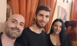 Μαζί η οικογένεια του Ηφαίστου την παραμονή των Χριστουγέννων (pics)