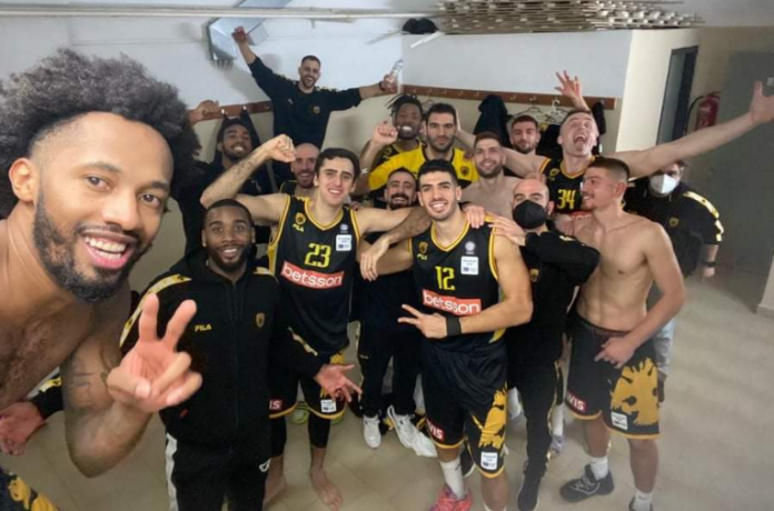 Μετά το διπλό (81-82) στο Λαύριο, οι παίκτες της ΑΕΚ έβγαλαν μια selfie και την έστειλαν στην οικογένεια Γέλοβατς γράφοντας: 