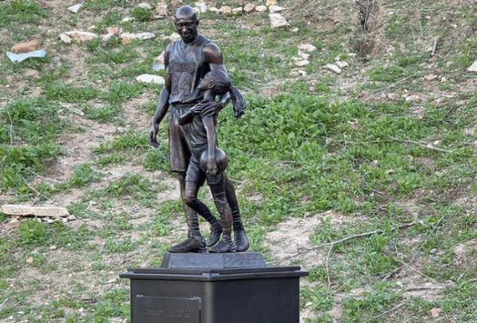 Κόμπι Μπράιαντ Τζιάνα άγαλμα