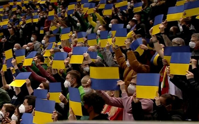 Λιθουανοί φίλαθλοι για Ουκρανία